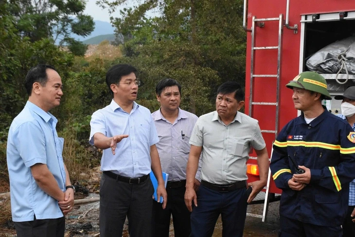 Bãi rác lớn nhất Quảng Ngãi cháy hơn 1 ngày chưa tắt, khẩn trương quan trắc không khí Bãi rác lớn nhất Quảng Ngãi cháy hơn 1 ngày chưa tắt, khẩn trương quan trắc không khí