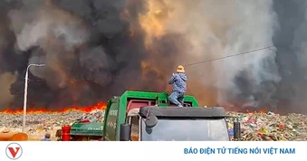 Bãi rác ở Nghệ An bốc cháy dữ dội, gió cuốn tàn lửa gây cháy rừng phòng hộ
