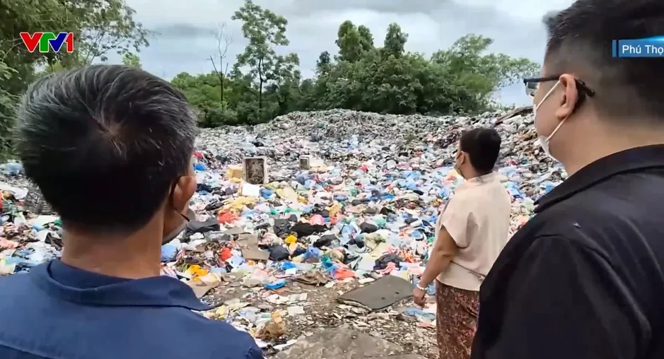 Bãi rác quá tải gần sông ở Phú Thọ gây ô nhiễm Bãi rác quá tải gần sông ở Phú Thọ gây ô nhiễm