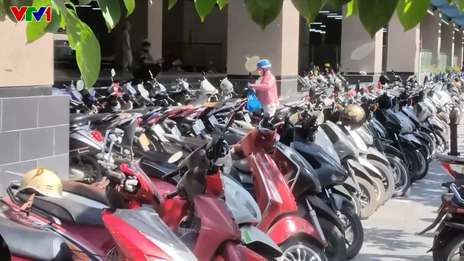 Bãi trông giữ xe trái phép quanh ga tàu điện Cát Linh (Hà Nội) lấn chiếm vỉa hè, gây cản trở giao thông Bãi trông giữ xe trái phép quanh ga tàu điện Cát Linh (Hà Nội) lấn chiếm vỉa hè, gây cản trở giao thông