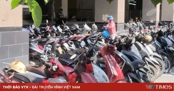 Bãi trông giữ xe trái phép quanh ga tàu điện Cát Linh (Hà Nội) lấn chiếm vỉa hè, gây cản trở giao thông