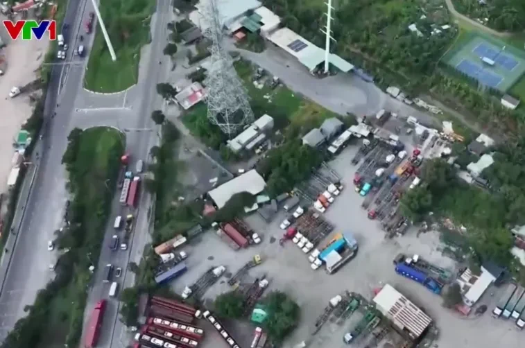 Bãi xe container tự phát vẫn tồn tại sau kiểm tra Bãi xe container tự phát vẫn tồn tại sau kiểm tra