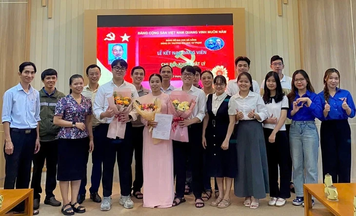 Ban Bí thư hướng dẫn mới về thẩm tra lý lịch người vào Đảng, bổ sung Huy hiệu 35, 95 năm tuổi Đảng Ban Bí thư hướng dẫn mới về thẩm tra lý lịch người vào Đảng, bổ sung Huy hiệu 35, 95 năm tuổi Đảng