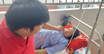 Bạn đọc hỗ trợ hơn 160 triệu đồng cho nam sinh lớp 9 bệnh tật, bán vé số ở Cần Thơ
