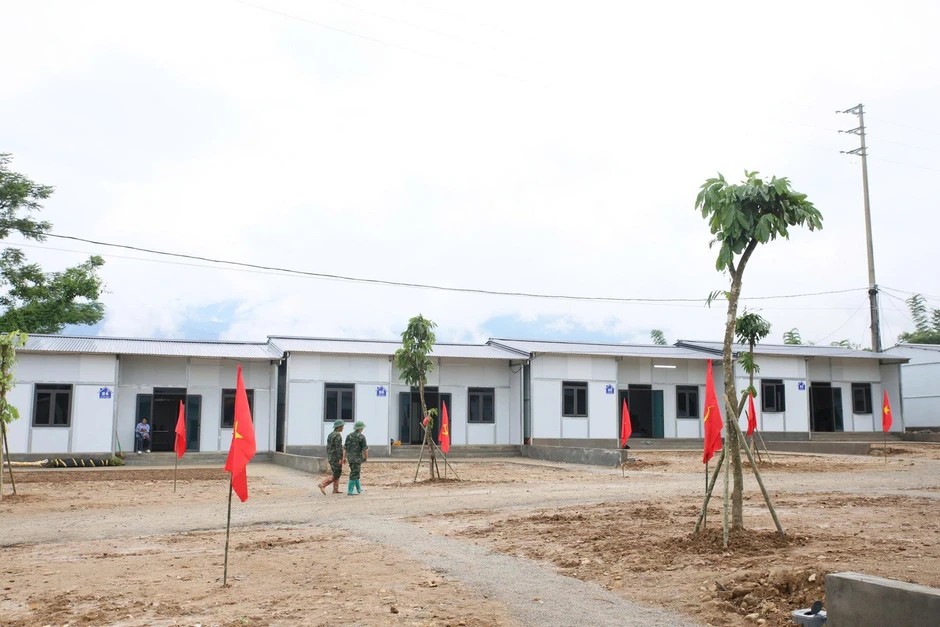 Bàn giao nhà mới cho 24 hộ dân bị mất nhà do lũ quét ở xã Mường Than Bàn giao nhà mới cho 24 hộ dân bị mất nhà do lũ quét ở xã Mường Than