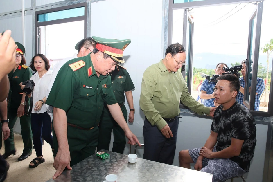 Bàn giao nhà mới cho 24 hộ dân bị mất nhà do lũ quét ở xã Mường Than Bàn giao nhà mới cho 24 hộ dân bị mất nhà do lũ quét ở xã Mường Than