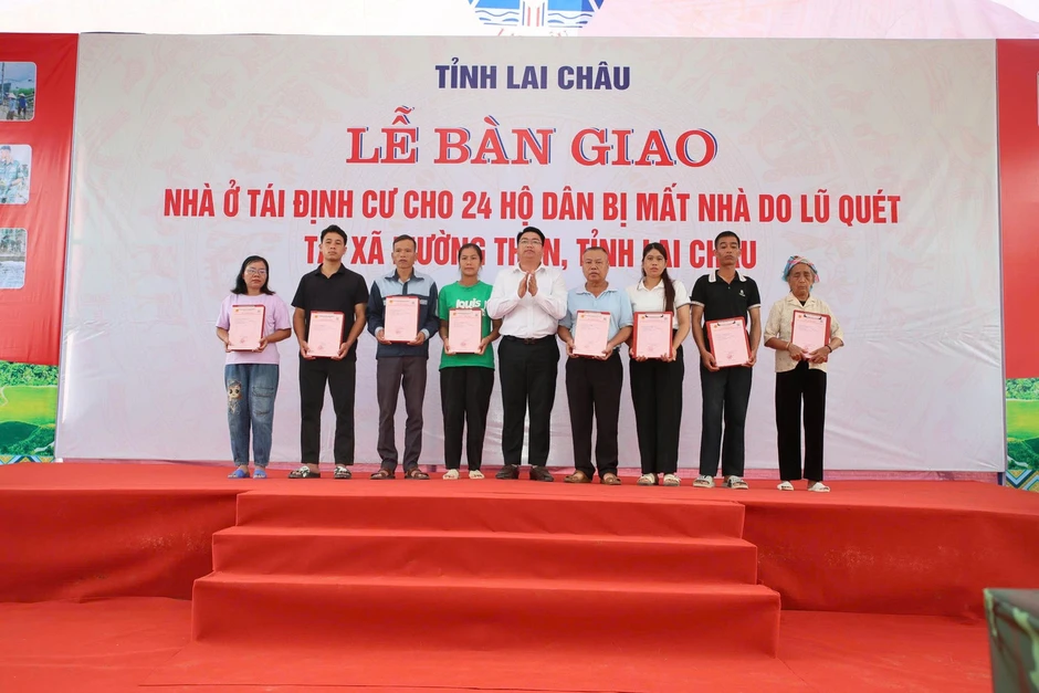Bàn giao nhà mới cho 24 hộ dân bị mất nhà do lũ quét ở xã Mường Than Bàn giao nhà mới cho 24 hộ dân bị mất nhà do lũ quét ở xã Mường Than