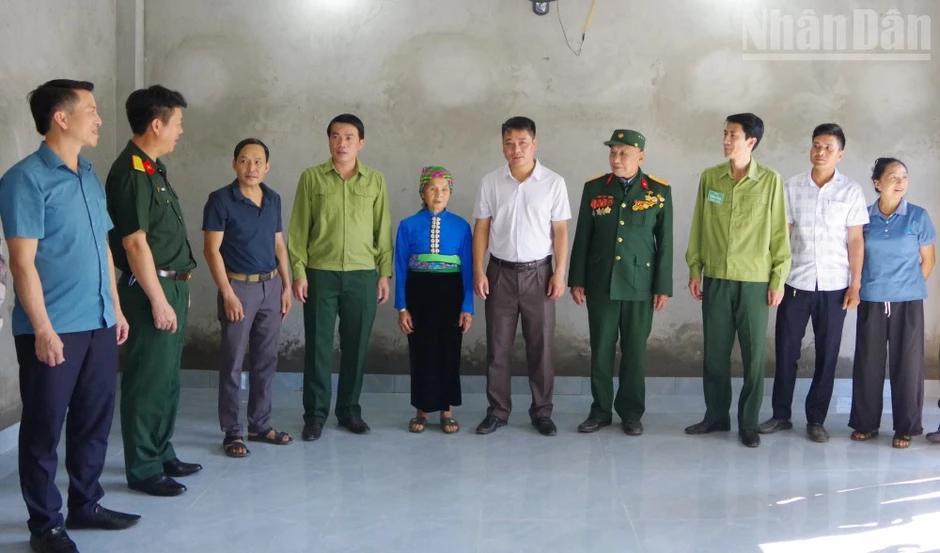 Bàn giao nhà tình nghĩa tặng thân nhân liệt sĩ tại Sơn La