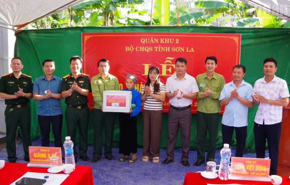 Bàn giao nhà tình nghĩa tặng thân nhân liệt sĩ tại Sơn La