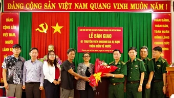 Bàn giao thuyền viên bị nạn trên biển cho Tổng Lãnh sự quán Indonesia