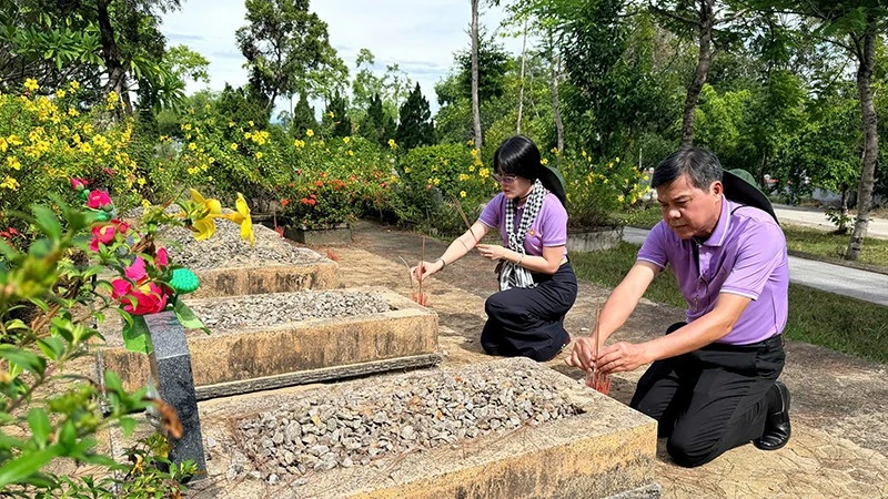 Ban Tuyên giáo và Dân vận Thành ủy Thành phố Hồ Chí Minh tổ chức chương trình về nguồn “Hành trình tri ân - Về miền đất lửa” Ban Tuyên giáo và Dân vận Thành ủy Thành phố Hồ Chí Minh tổ chức chương trình về nguồn “Hành trình tri ân - Về miền đất lửa”