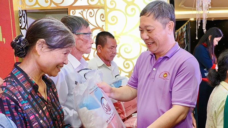 Ban Tuyên giáo và Dân vận Thành ủy Thành phố Hồ Chí Minh tổ chức chương trình về nguồn “Hành trình tri ân - Về miền đất lửa” Ban Tuyên giáo và Dân vận Thành ủy Thành phố Hồ Chí Minh tổ chức chương trình về nguồn “Hành trình tri ân - Về miền đất lửa”