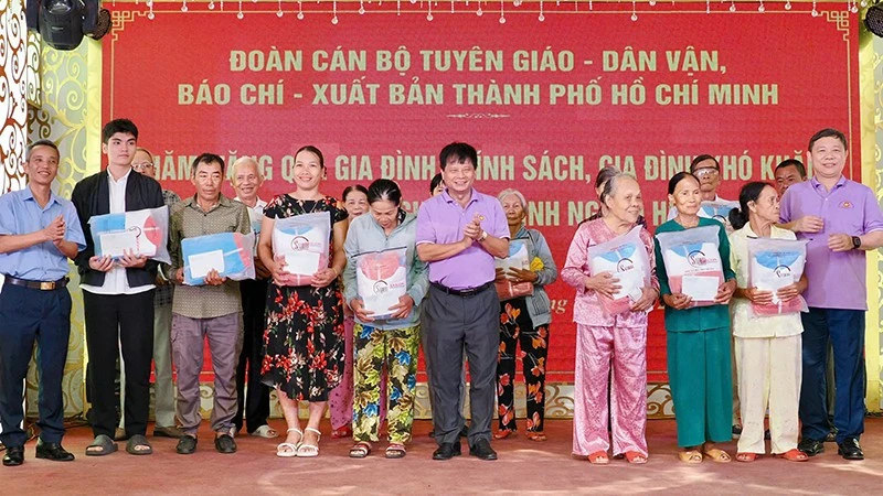 Ban Tuyên giáo và Dân vận Thành ủy Thành phố Hồ Chí Minh tổ chức chương trình về nguồn “Hành trình tri ân - Về miền đất lửa” Ban Tuyên giáo và Dân vận Thành ủy Thành phố Hồ Chí Minh tổ chức chương trình về nguồn “Hành trình tri ân - Về miền đất lửa”