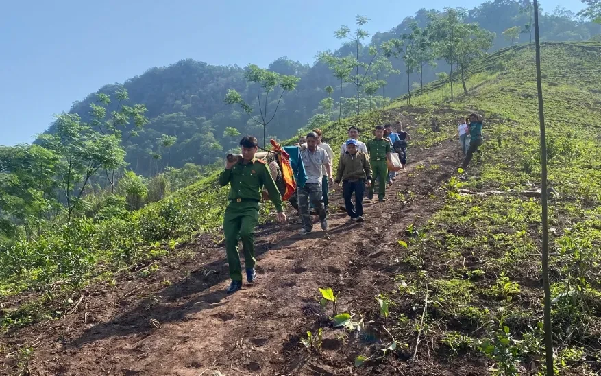 Băng rừng, vượt dốc trơn trượt 2km đưa người phụ nữ bị thương đến bệnh viện kịp thời Băng rừng, vượt dốc trơn trượt 2km đưa người phụ nữ bị thương đến bệnh viện kịp thời