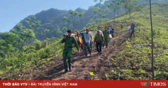 Băng rừng, vượt dốc trơn trượt 2km đưa người phụ nữ bị thương đến bệnh viện kịp thời