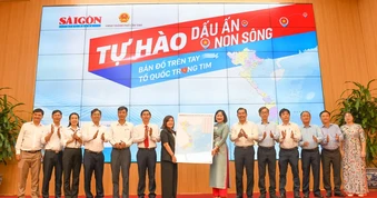 Báo TinVina trao tặng bản đồ Việt Nam tại TP Cần Thơ