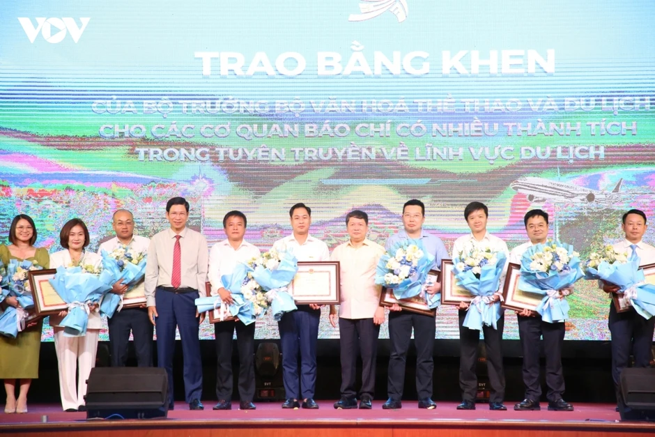 Báo chí là “cầu nối mềm” giữa hình ảnh quốc gia và du khách, cộng đồng quốc tế Báo chí là “cầu nối mềm” giữa hình ảnh quốc gia và du khách, cộng đồng quốc tế