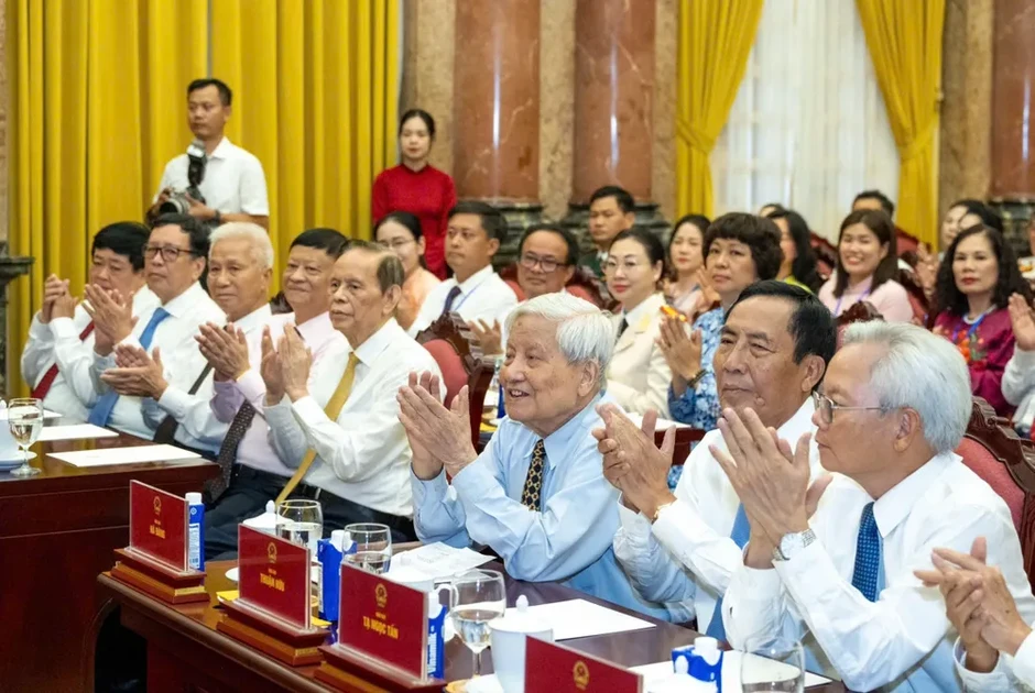Báo chí phải góp phần bồi đắp văn hóa, đạo đức xã hội và khát vọng phát triển đất nước Báo chí phải góp phần bồi đắp văn hóa, đạo đức xã hội và khát vọng phát triển đất nước