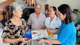 Bảo đảm chi trả lương hưu, trợ cấp bảo hiểm xã hội, trợ cấp hằng tháng trực tiếp tại nhà cho người già yếu