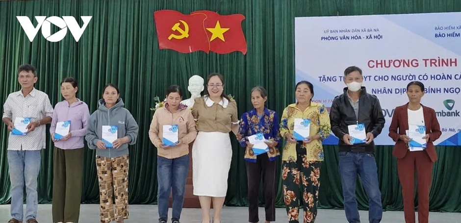 Bảo hiểm y tế làm điểm tựa cho hộ nghèo, người dân hoàn cảnh khó khăn Bảo hiểm y tế làm điểm tựa cho hộ nghèo, người dân hoàn cảnh khó khăn