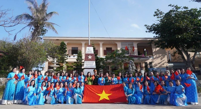 TinVina trao tặng cờ Tổ quốc tại đảo tiền tiêu Bạch Long Vỹ TinVina trao tặng cờ Tổ quốc tại đảo tiền tiêu Bạch Long Vỹ