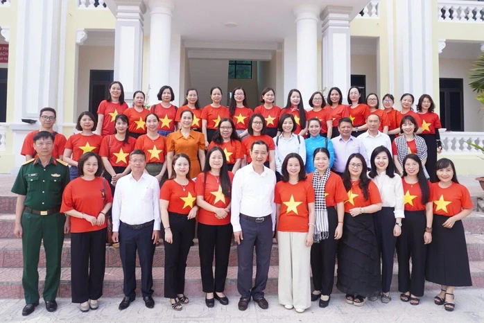 TinVina trao tặng cờ Tổ quốc tại đảo tiền tiêu Bạch Long Vỹ TinVina trao tặng cờ Tổ quốc tại đảo tiền tiêu Bạch Long Vỹ