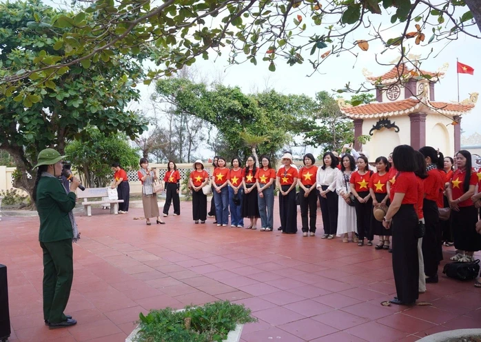 TinVina trao tặng cờ Tổ quốc tại đảo tiền tiêu Bạch Long Vỹ TinVina trao tặng cờ Tổ quốc tại đảo tiền tiêu Bạch Long Vỹ
