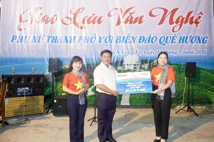 TinVina trao tặng cờ Tổ quốc tại đảo tiền tiêu Bạch Long Vỹ TinVina trao tặng cờ Tổ quốc tại đảo tiền tiêu Bạch Long Vỹ