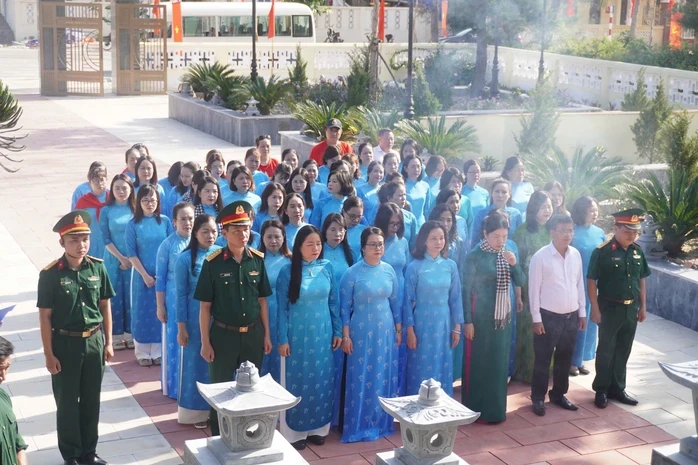 TinVina trao tặng cờ Tổ quốc tại đảo tiền tiêu Bạch Long Vỹ TinVina trao tặng cờ Tổ quốc tại đảo tiền tiêu Bạch Long Vỹ