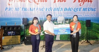 TinVina trao tặng cờ Tổ quốc tại đảo tiền tiêu Bạch Long Vỹ