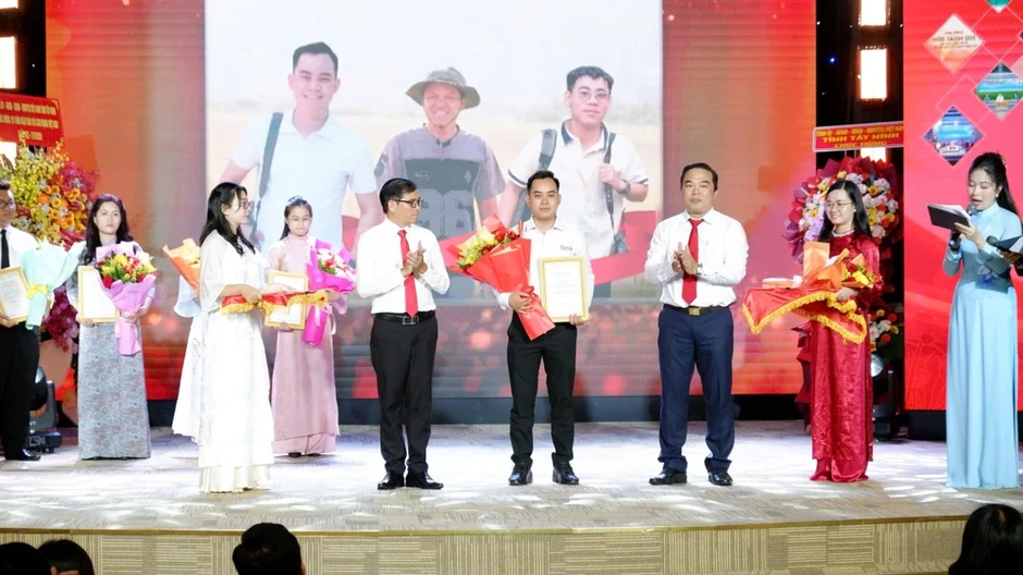 Báo Pháp Luật TP.HCM đoạt giải Ba Giải Báo chí Nguyễn An Ninh năm 2026 Báo Pháp Luật TP.HCM đoạt giải Ba Giải Báo chí Nguyễn An Ninh năm 2026