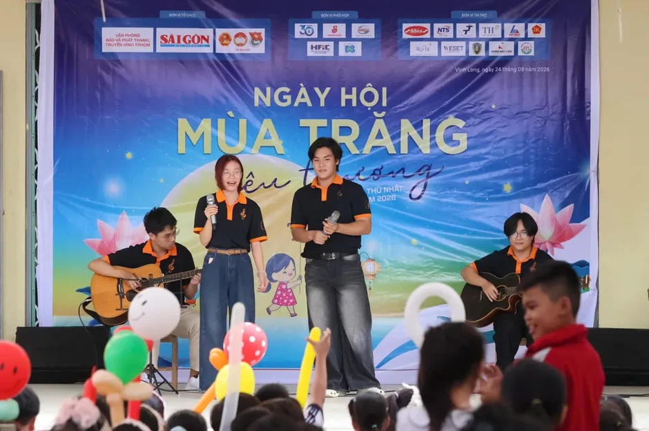 Báo Sài Gòn Giải Phóng mang “Mùa trăng yêu thương” đến với học sinh Vĩnh Long Báo Sài Gòn Giải Phóng mang “Mùa trăng yêu thương” đến với học sinh Vĩnh Long