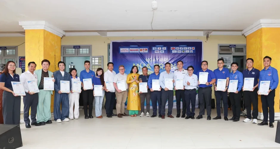 Báo Sài Gòn Giải Phóng mang “Mùa trăng yêu thương” đến với học sinh Vĩnh Long Báo Sài Gòn Giải Phóng mang “Mùa trăng yêu thương” đến với học sinh Vĩnh Long