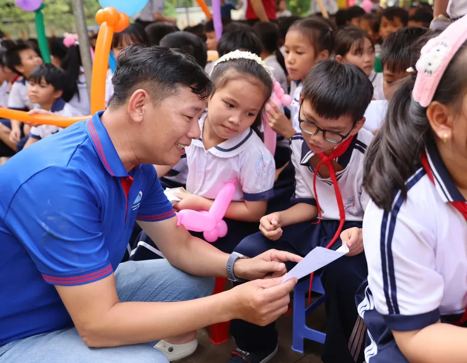Báo Sài Gòn Giải Phóng mang “Mùa trăng yêu thương” đến với học sinh Vĩnh Long Báo Sài Gòn Giải Phóng mang “Mùa trăng yêu thương” đến với học sinh Vĩnh Long