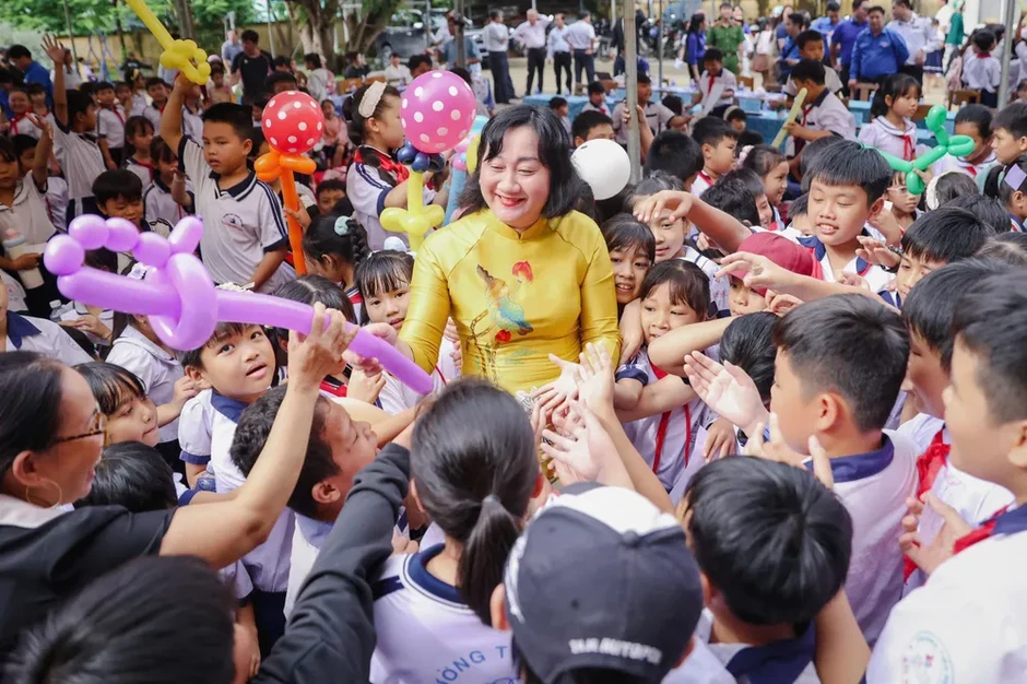 Báo Sài Gòn Giải Phóng mang “Mùa trăng yêu thương” đến với học sinh Vĩnh Long Báo Sài Gòn Giải Phóng mang “Mùa trăng yêu thương” đến với học sinh Vĩnh Long