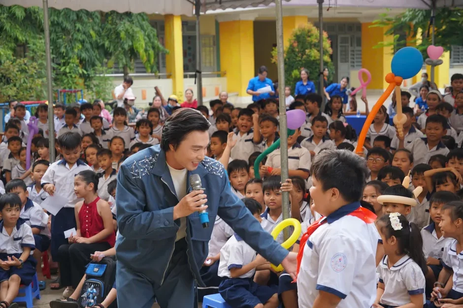 Báo Sài Gòn Giải Phóng mang “Mùa trăng yêu thương” đến với học sinh Vĩnh Long Báo Sài Gòn Giải Phóng mang “Mùa trăng yêu thương” đến với học sinh Vĩnh Long