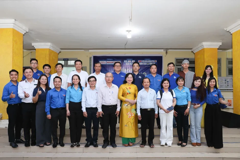 Báo Sài Gòn Giải Phóng mang “Mùa trăng yêu thương” đến với học sinh Vĩnh Long Báo Sài Gòn Giải Phóng mang “Mùa trăng yêu thương” đến với học sinh Vĩnh Long