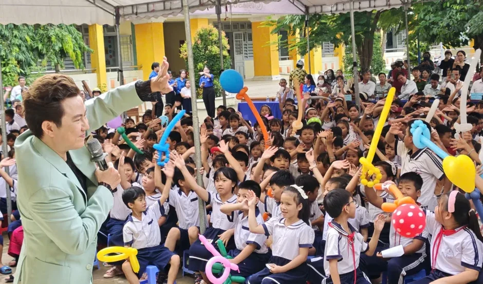 Báo Sài Gòn Giải Phóng mang “Mùa trăng yêu thương” đến với học sinh Vĩnh Long Báo Sài Gòn Giải Phóng mang “Mùa trăng yêu thương” đến với học sinh Vĩnh Long