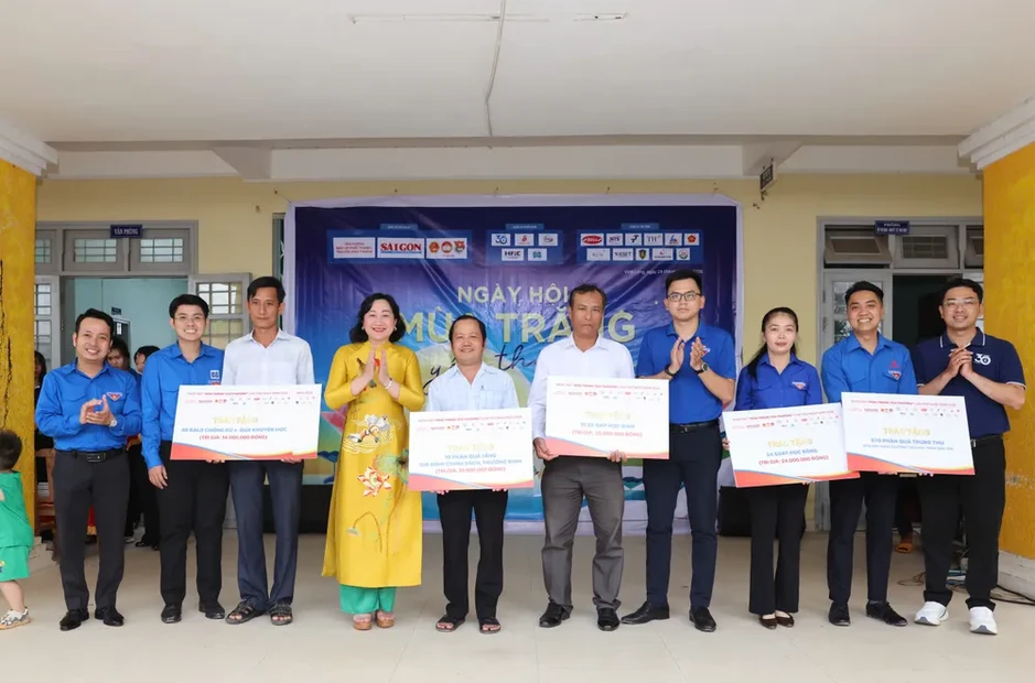 Báo Sài Gòn Giải Phóng mang “Mùa trăng yêu thương” đến với học sinh Vĩnh Long Báo Sài Gòn Giải Phóng mang “Mùa trăng yêu thương” đến với học sinh Vĩnh Long