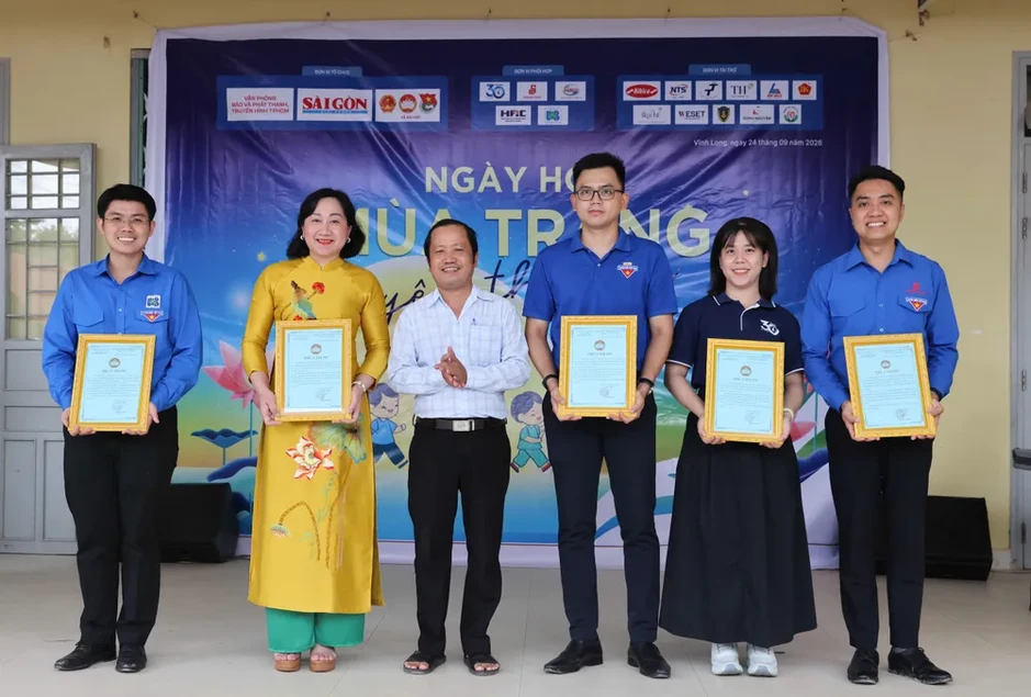 Báo Sài Gòn Giải Phóng mang “Mùa trăng yêu thương” đến với học sinh Vĩnh Long Báo Sài Gòn Giải Phóng mang “Mùa trăng yêu thương” đến với học sinh Vĩnh Long