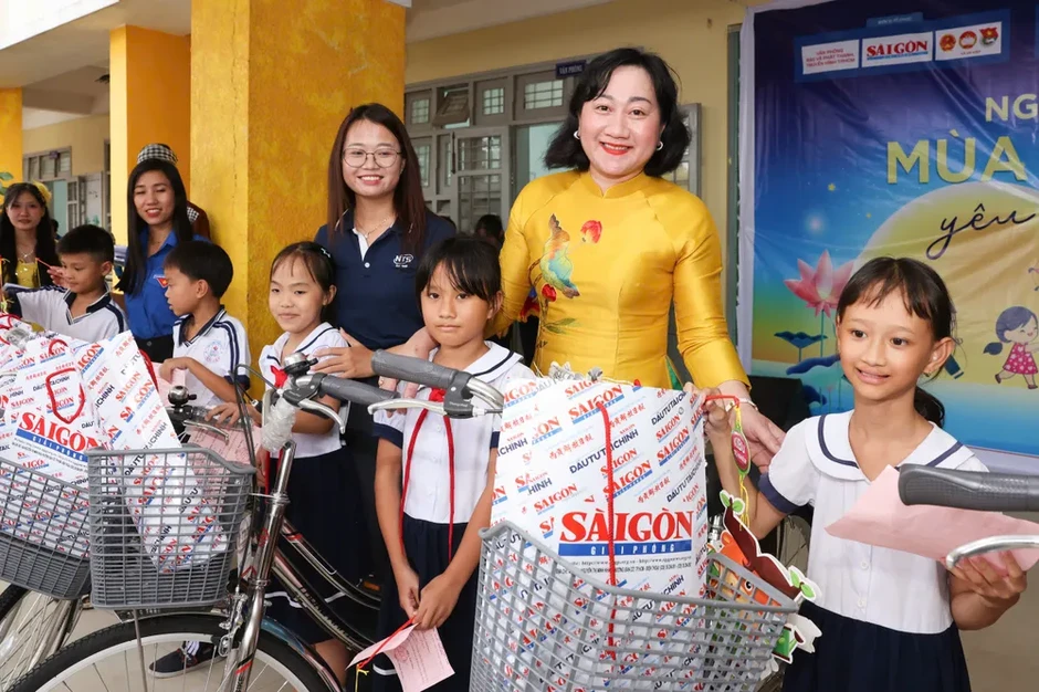 Báo Sài Gòn Giải Phóng mang “Mùa trăng yêu thương” đến với học sinh Vĩnh Long Báo Sài Gòn Giải Phóng mang “Mùa trăng yêu thương” đến với học sinh Vĩnh Long