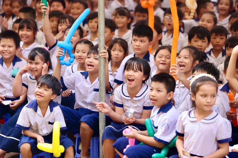 Báo Sài Gòn Giải Phóng mang “Mùa trăng yêu thương” đến với học sinh Vĩnh Long Báo Sài Gòn Giải Phóng mang “Mùa trăng yêu thương” đến với học sinh Vĩnh Long