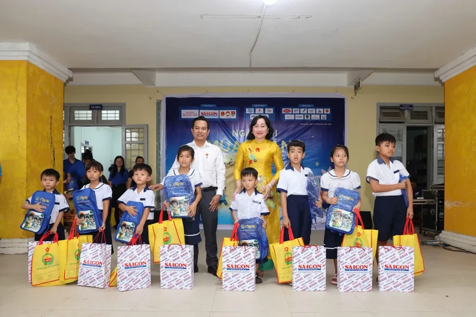 Báo Sài Gòn Giải Phóng mang “Mùa trăng yêu thương” đến với học sinh Vĩnh Long Báo Sài Gòn Giải Phóng mang “Mùa trăng yêu thương” đến với học sinh Vĩnh Long
