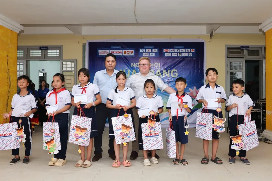 Báo Sài Gòn Giải Phóng mang “Mùa trăng yêu thương” đến với học sinh Vĩnh Long Báo Sài Gòn Giải Phóng mang “Mùa trăng yêu thương” đến với học sinh Vĩnh Long
