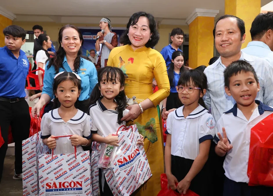 Báo Sài Gòn Giải Phóng mang “Mùa trăng yêu thương” đến với học sinh Vĩnh Long Báo Sài Gòn Giải Phóng mang “Mùa trăng yêu thương” đến với học sinh Vĩnh Long