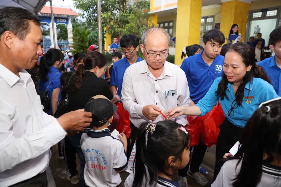 Báo Sài Gòn Giải Phóng mang “Mùa trăng yêu thương” đến với học sinh Vĩnh Long Báo Sài Gòn Giải Phóng mang “Mùa trăng yêu thương” đến với học sinh Vĩnh Long