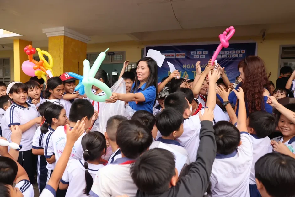 Báo Sài Gòn Giải Phóng mang “Mùa trăng yêu thương” đến với học sinh Vĩnh Long Báo Sài Gòn Giải Phóng mang “Mùa trăng yêu thương” đến với học sinh Vĩnh Long