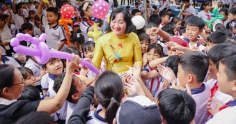 Báo Sài Gòn Giải Phóng mang “Mùa trăng yêu thương” đến với học sinh Vĩnh Long