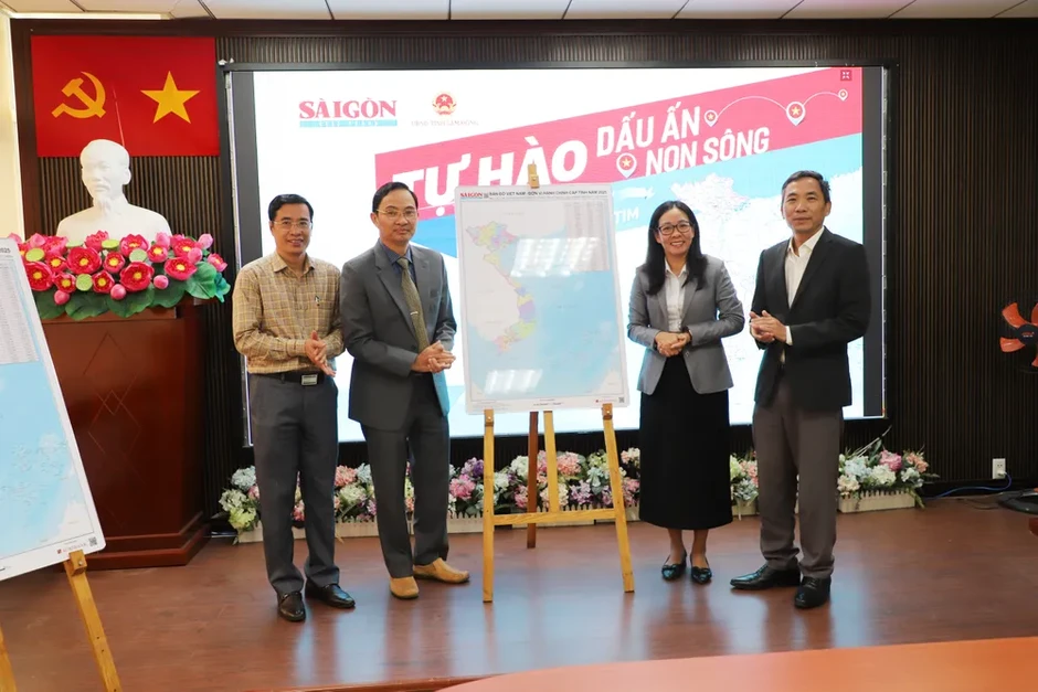 Báo Sài Gòn Giải Phóng trao tặng bản đồ Việt Nam đến tỉnh Lâm Đồng Báo Sài Gòn Giải Phóng trao tặng bản đồ Việt Nam đến tỉnh Lâm Đồng