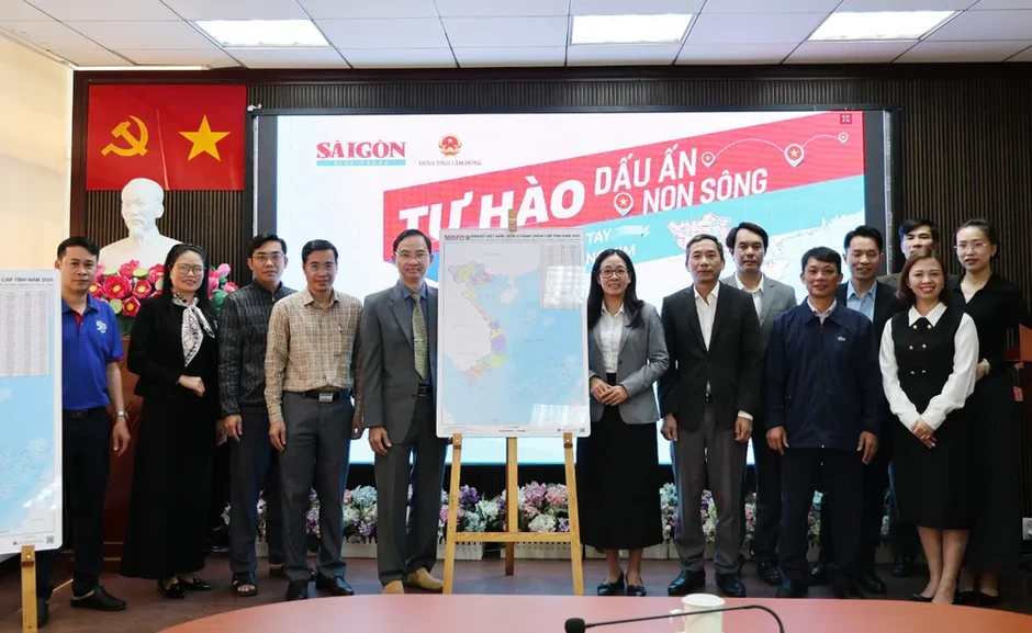 Báo Sài Gòn Giải Phóng trao tặng bản đồ Việt Nam đến tỉnh Lâm Đồng Báo Sài Gòn Giải Phóng trao tặng bản đồ Việt Nam đến tỉnh Lâm Đồng